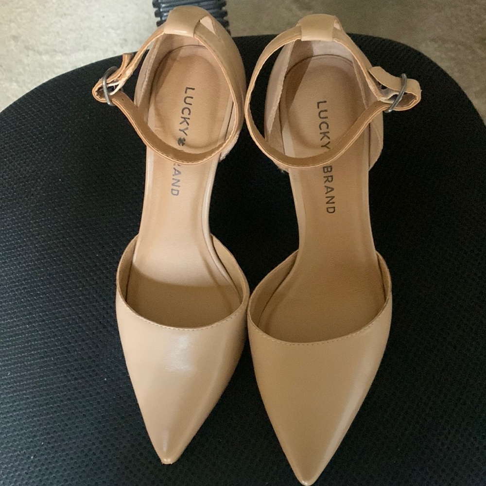 LUKY BRAND  leather pump shoe color nude